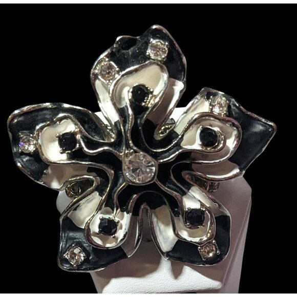 Chunky Floral Black And White Stretch Statement Ring Size 6 1/2 - Picture 2 of 16
